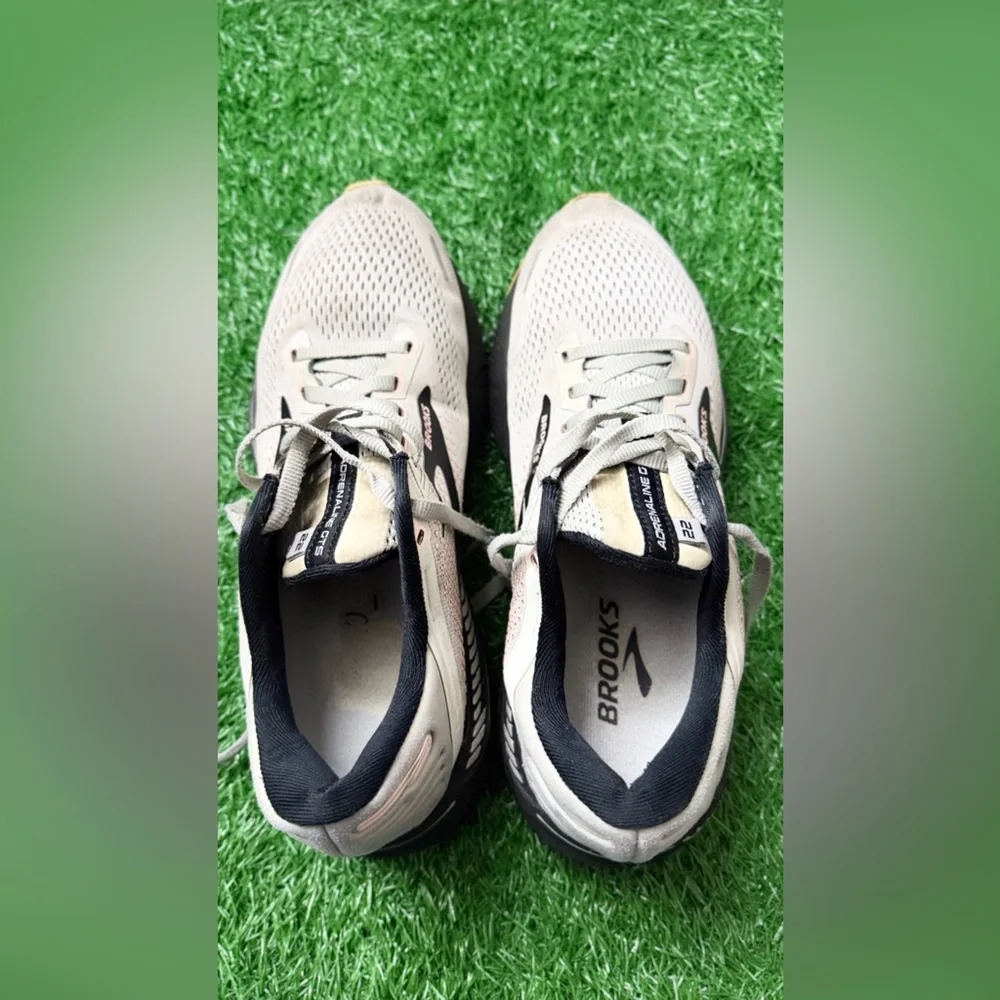 Brooks good preowned